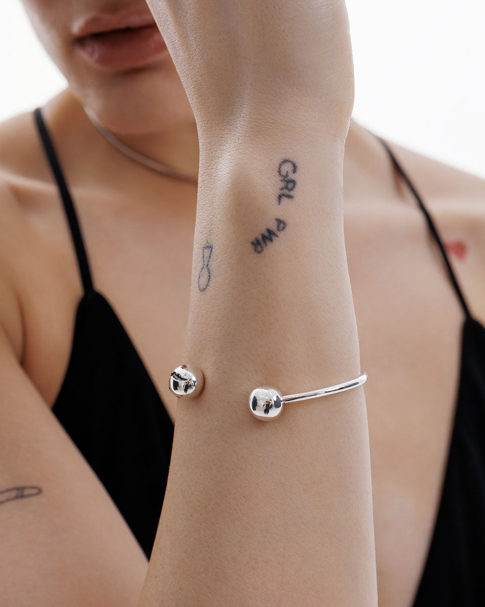 Срібний твердий браслет з Кульками