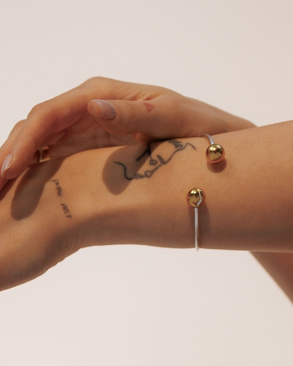 Твердий срібний браслет з позолотою Кулі