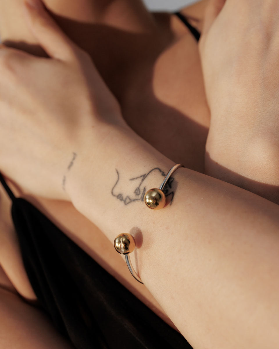 Твердий срібний браслет з позолотою Кулі