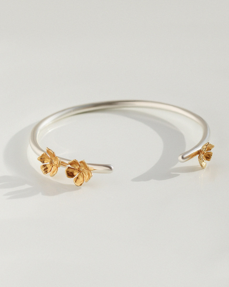 Твердий срібний браслет з позолотою Барвінок