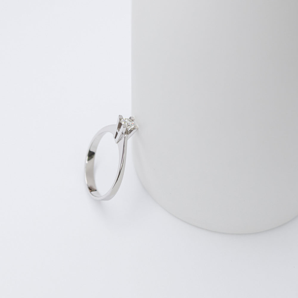 Каблучка з білого золота з діамантом (750 проба), Кольцо из белого золота 750 пробы с бриллиантом