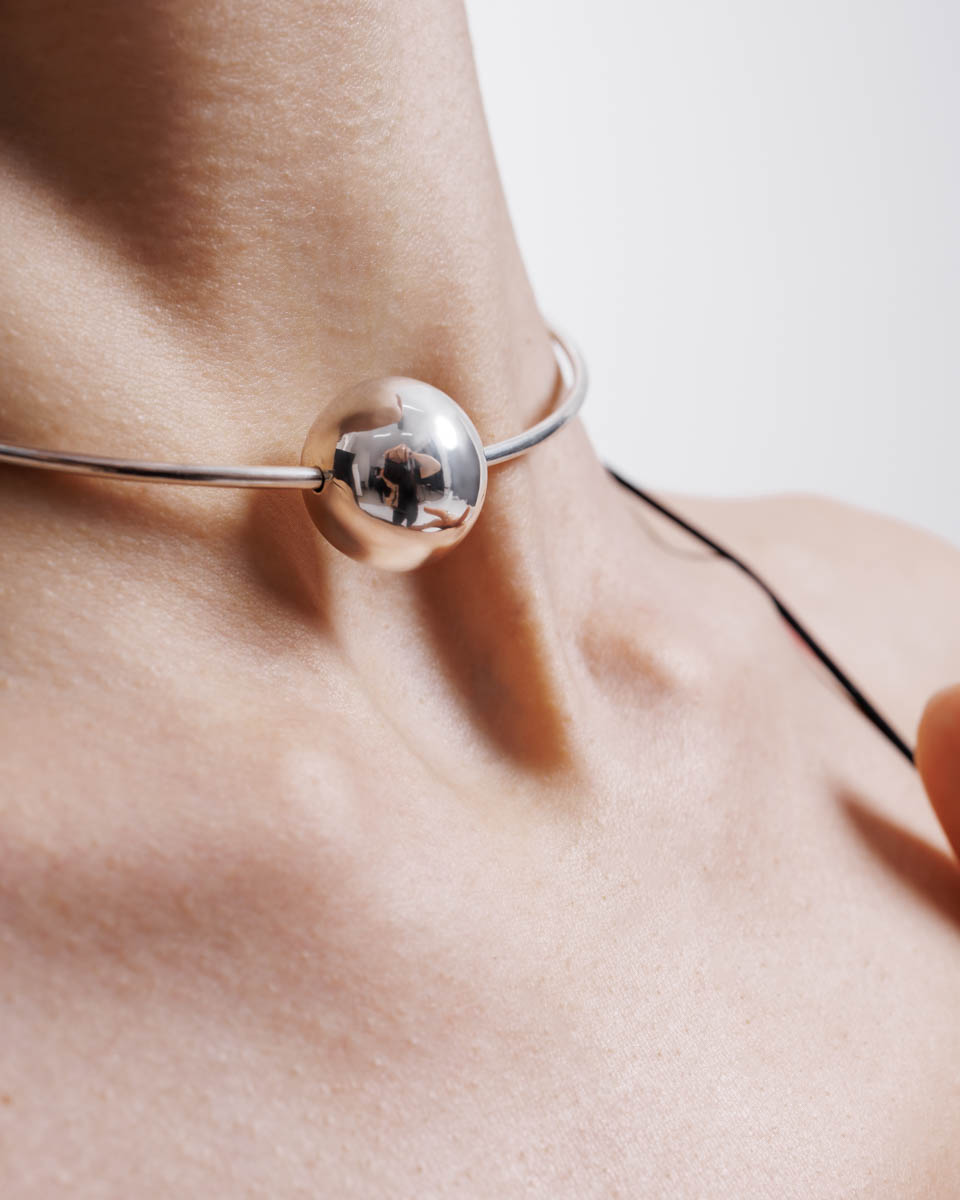 Твердий чокер срібний Куля