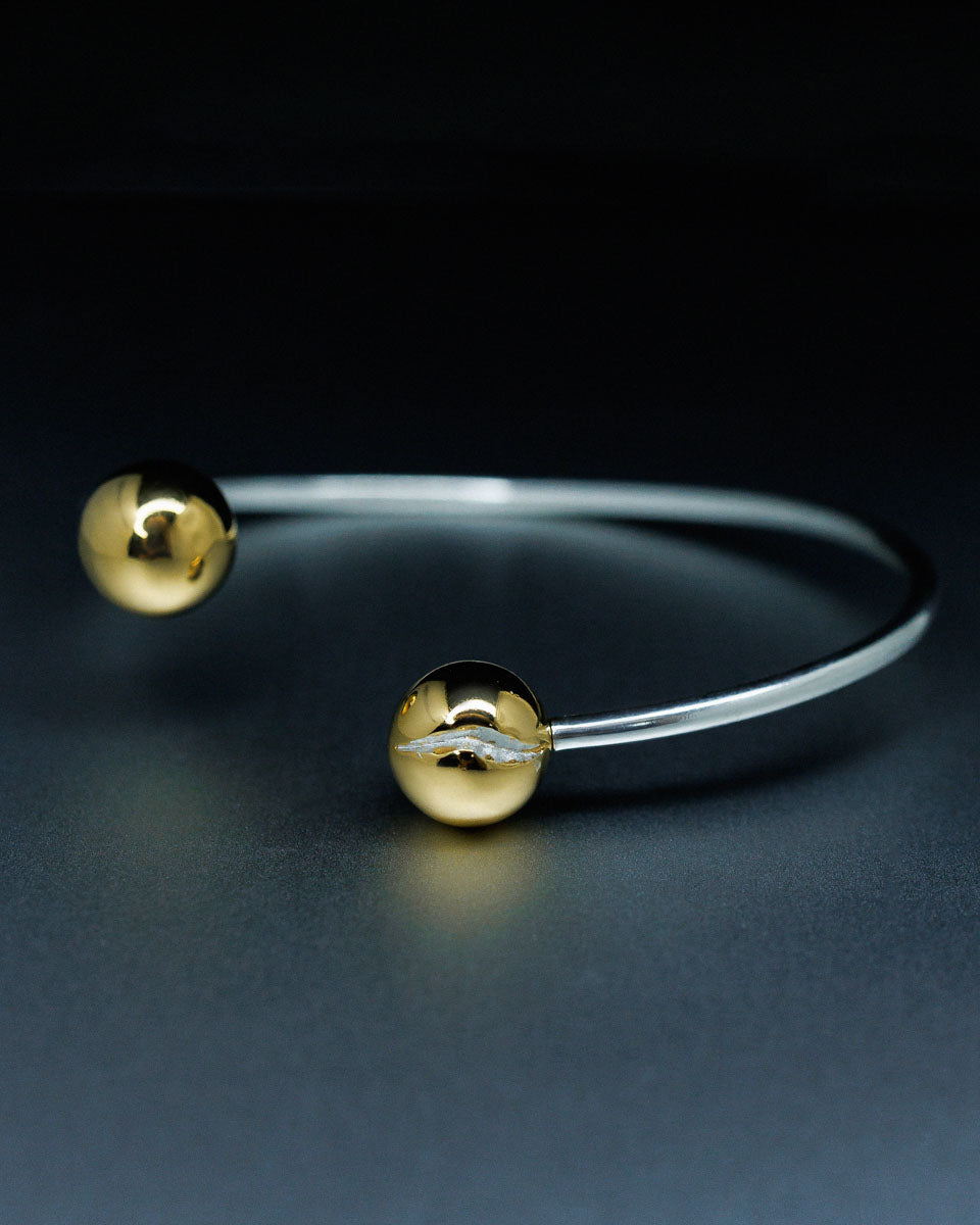 Твердий срібний браслет з позолотою Кулі