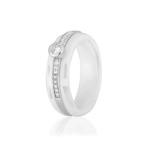 Біла каблучка з кераміки з фіанітами, Деликатное керамическое кольцо белого цвета в молодежном стиле с серебром и камнями в виде уентральной вставки