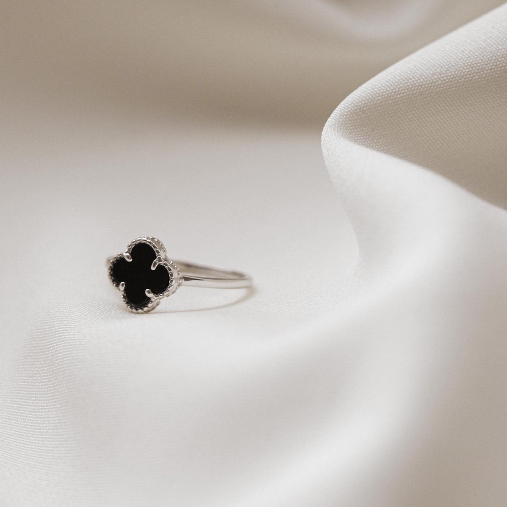 Срібна каблучка з чорним каменем оніксом, Серебряное кольцо с черным оніксом