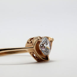 Золота каблучка з фіанітом "Серце", Золотое кольцо "сердечко", фианит в центре