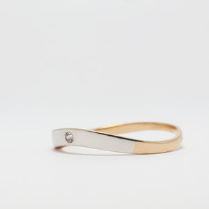 Мінімалістична каблучка із комбінованого золота з фіанітом, Минималистическое кольцо из комбинированного золота с фианитом