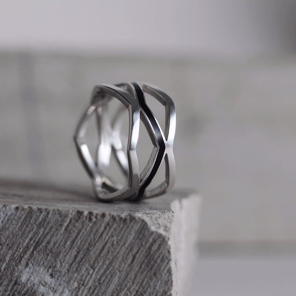 Срібна каблучка геометричної форми з чорною емаллю, Серебряное кольцо геометрическое с черной эмалью