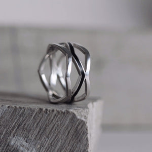 Срібна каблучка геометричної форми з чорною емаллю, Серебряное кольцо геометрическое с черной эмалью