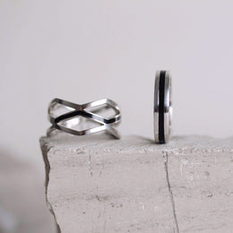 Срібна каблучка з емаллю чорного кольору, Серебряное кольцо с эмалью в виде черной полоске по всему диаметру
