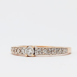 Комбінована золота каблучка з діамантами, Бриллиантовое кольцо, сочетание красного и белого золота с центральным бриллиантом и дорожками с двух сторон