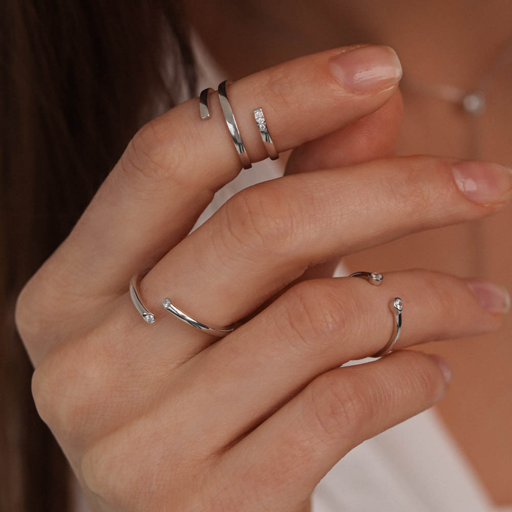Мінімалістична срібна каблучка з фіанітом, Минималистичное серебряное кольцо с фианитами