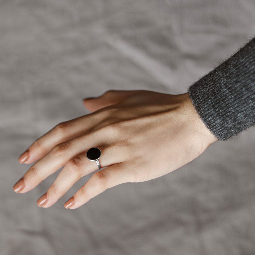 Срібна каблучка з емаллю чорного кольору кругла, Серебряное кольцо с черной эмалью круглое