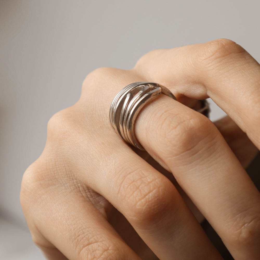 Широка срібна каблучка без вставок, Широкое серебряное кольцо геометрической формы