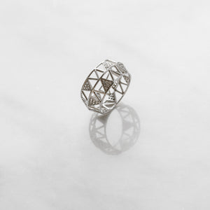 Оригінальна срібна каблучка з фіанітами, Серебряное кольцо с камнями, вставки фианитами формируют треугольники