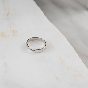 Мінімалістична срібна каблучка без вставок, Минималистичное серебряное кольцо без вставок