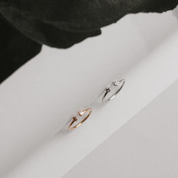 Мінімалістична каблучка з білого золота з фіанітами, Минималистичное кольцо из белого золота с фианитами