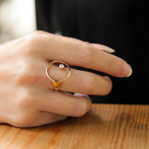 Золота каблучка геометричної форми з фіанітом,Золотое кольцо геометрической формы с фианитом, золотое кольцо круглой формы