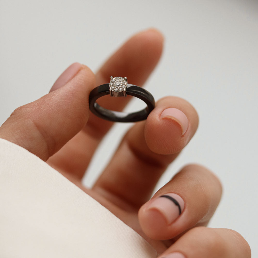 Срібна каблучка з керамікою та фіанітами, Черное керамическое кольцо с серебром и фианитами