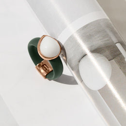 Зелена каучукова каблучка зі сріблом та білим улекситом, Зеленое каучуковое кольцо с серебром и белым улекситом