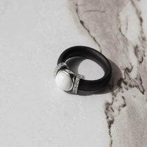 Срібна каблучка з чорним каучуком та білим улекситом, Черное каучуковое кольцо с серебром и белым улекситом