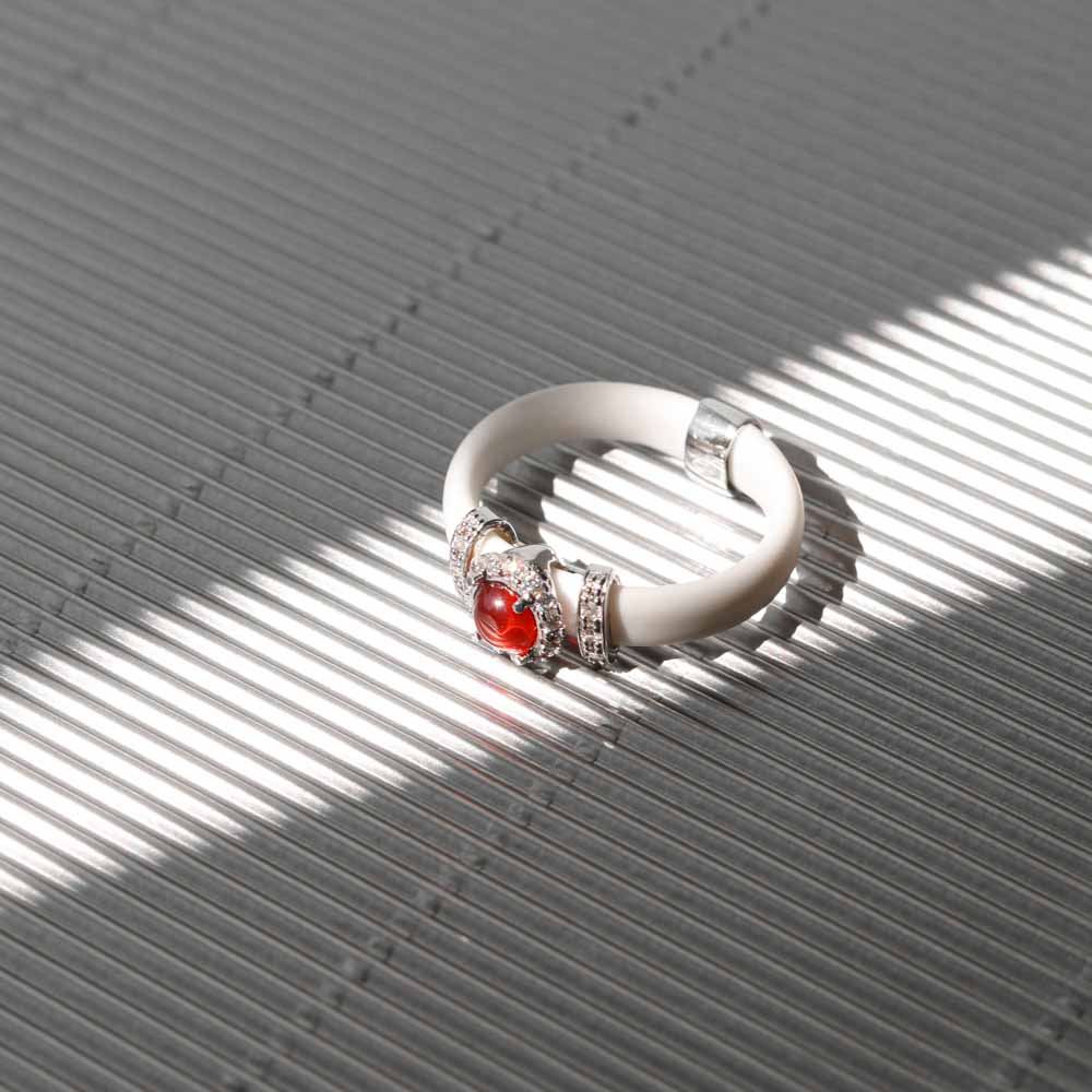 Срібна каблучка з каучуком та червоним улекситом, Белое каучуковое кольцо с серебром и красным улекситом