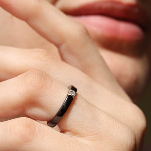 Срібна каблучка з керамікою чорного кольору з фіанітом, Черное керамическое кольцо с фианитом