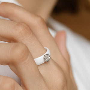 Срібна каблучка з керамікою та фіанітами, Белое керамическое кольцо с серебром и фианитами