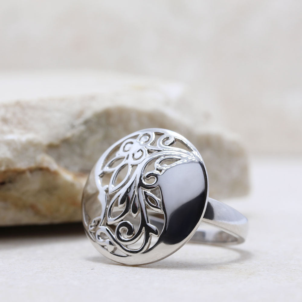Срібна каблучка круглої форми з квітковим орнаментом, Серебряное кольцо без камней с цветочным орнаментом