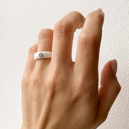 Срібна каблучка з керамікою білого кольору та фіанітом, Белое керамическое кольцо с серебром и фианитом